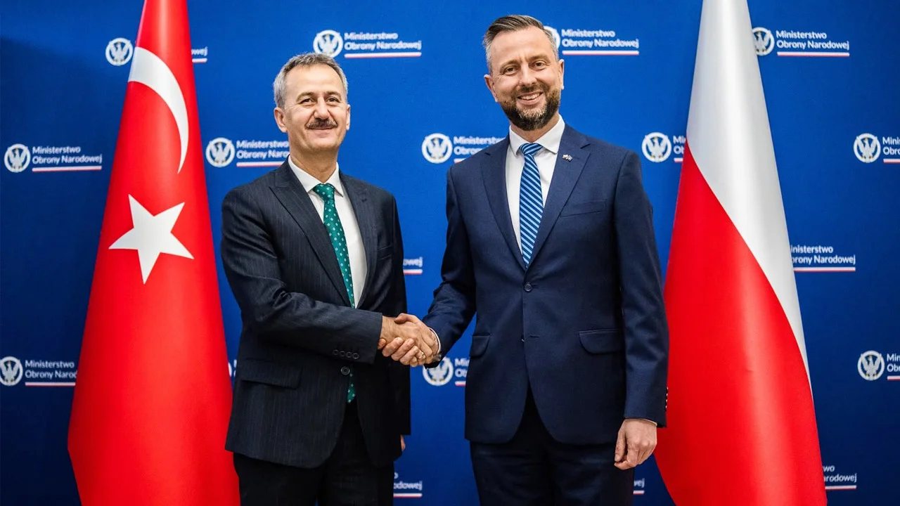 Haluk Görgün, Varşova ziyaretinde Polonya Başbakan Yardımcısı ve Millî Savunma Bakanı Sayın Władysław Kosiniak-Kamysz ile bir araya geldi.